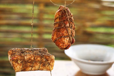 Коптим сало с прожилками на ольховой стружке