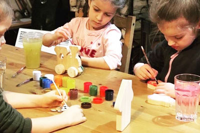 Расписываем фигурки из дерева